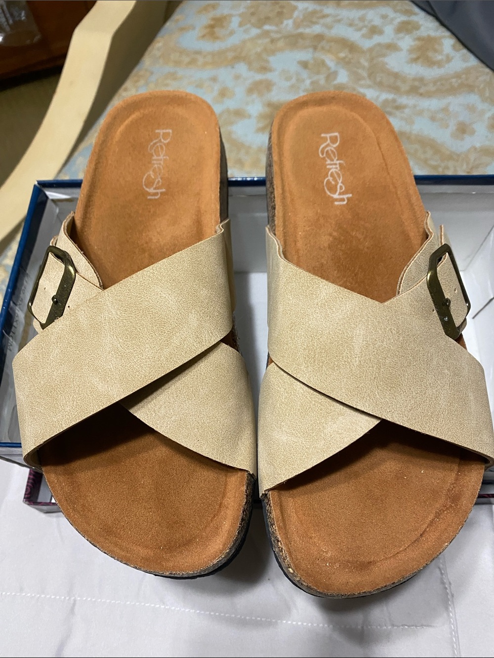 NIB 7.5 Refresh Women's Beige Cross-Band Slide Sandals with Buckle